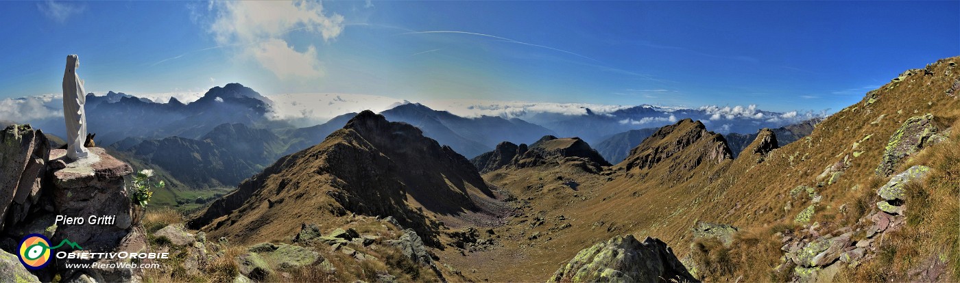 01 Splendida vista dalla Madonnina di vetta del Pietra Quadra ( 2356 m).jpg